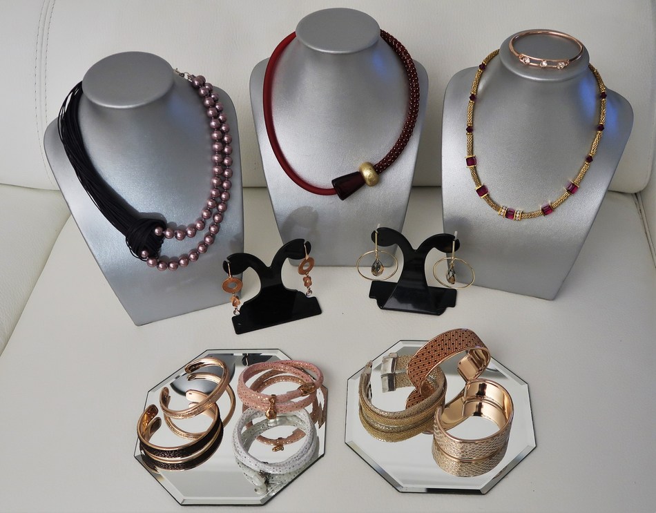 Boucles d'oreilles, colliers, bracelets